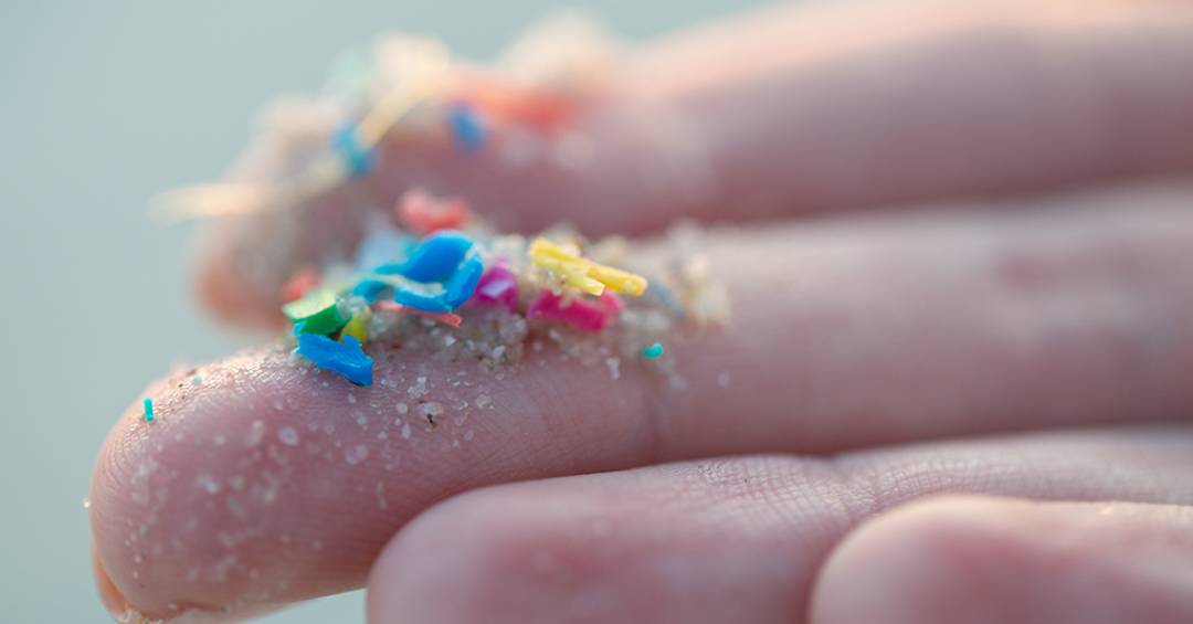 Microplásticos já estão no ar do mundo inteiro, aponta estudo